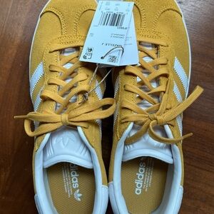 NWT Adidas gazelle kids Yellow Sneakers with White Soles, size 7, (euro 38 2/3)